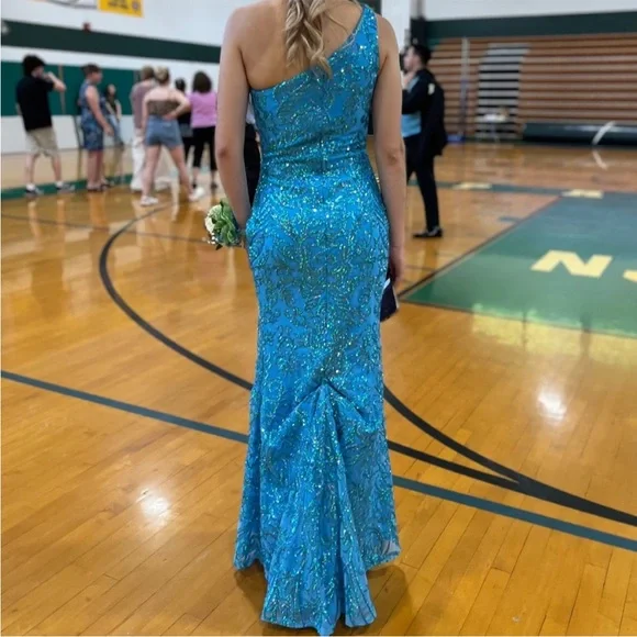 Prom Dress! 👗 - Picture 2 of 4